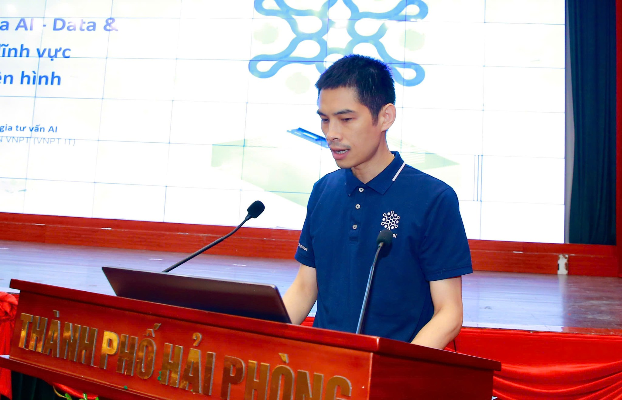 Đại diện VNPT AI giới thiệu các giải pháp AI cho tòa soạn