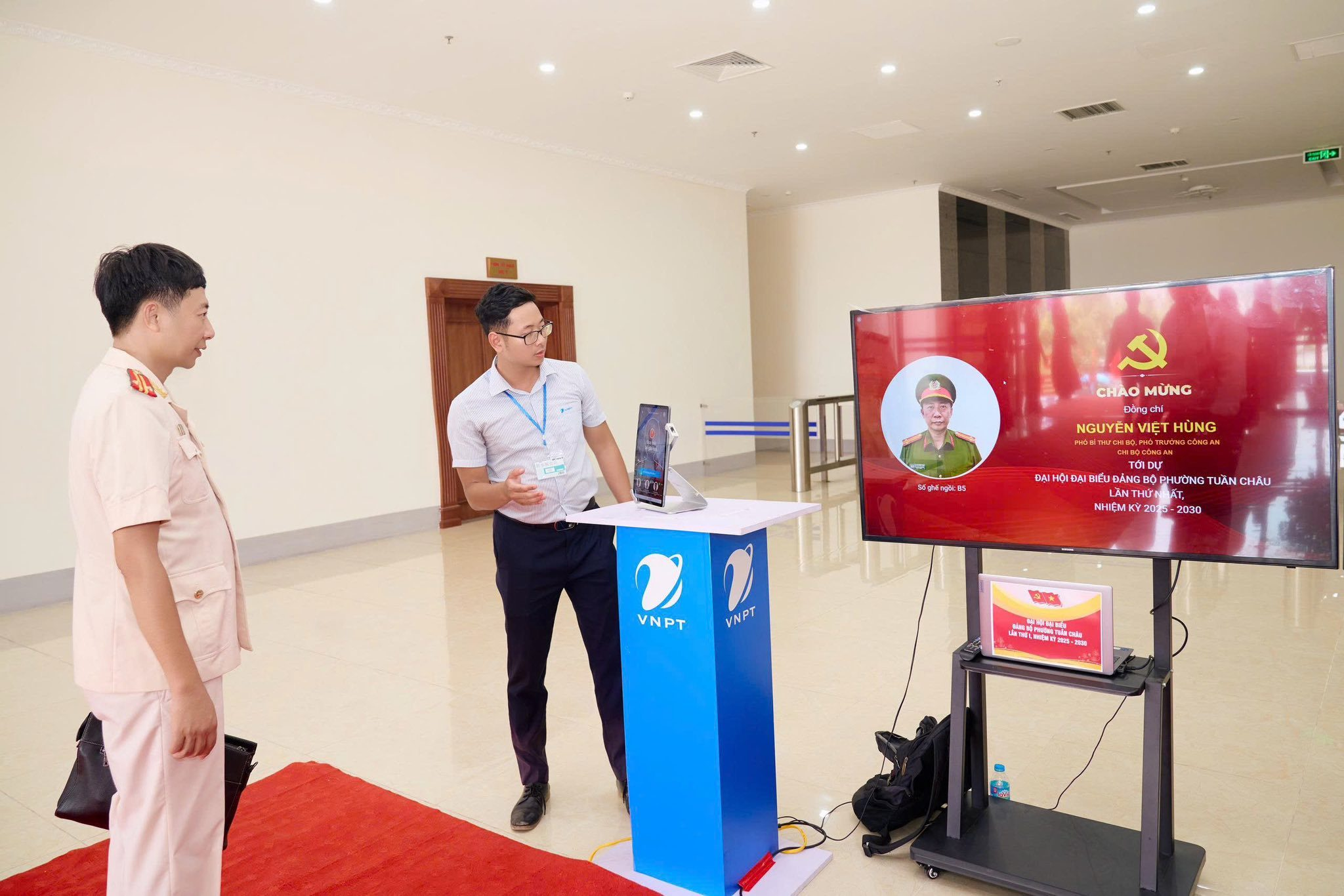đại biểu check-in bằng vnFace
